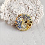 小さな刺繍ブローチ　満月