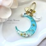 海を閉じ込めた三日月キーホルダー｜海モチーフ・幻想的な海　レジン