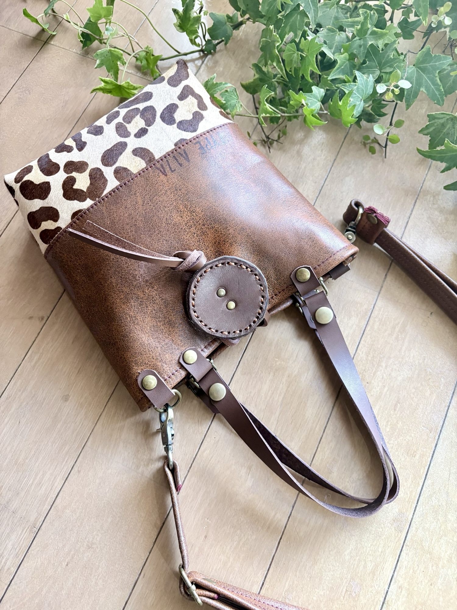 牛革ムラ加工のブラウン、ハラコレオパードのショルダーバッグ - coocs