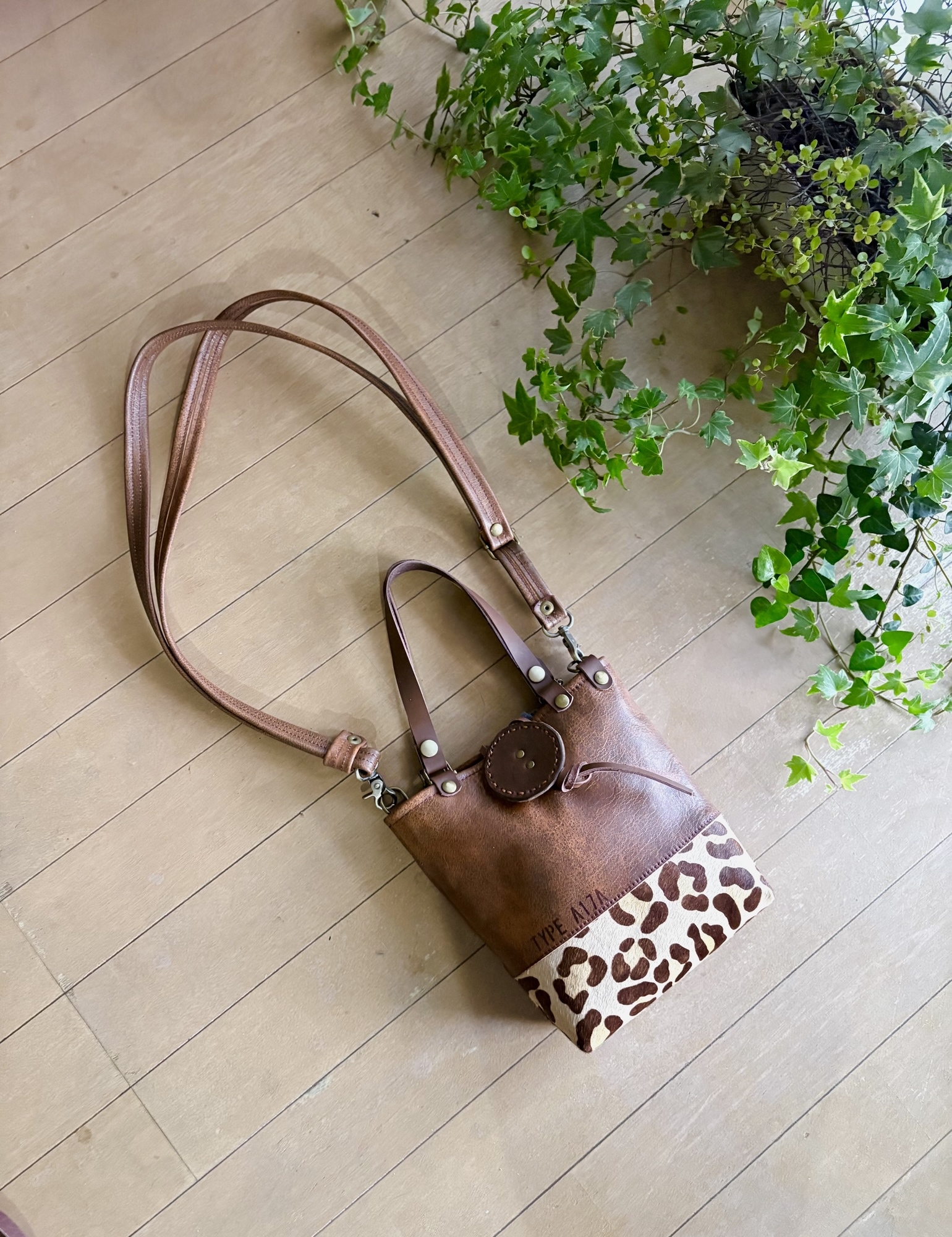 牛革ムラ加工のブラウン、ハラコレオパードのショルダーバッグ - coocs