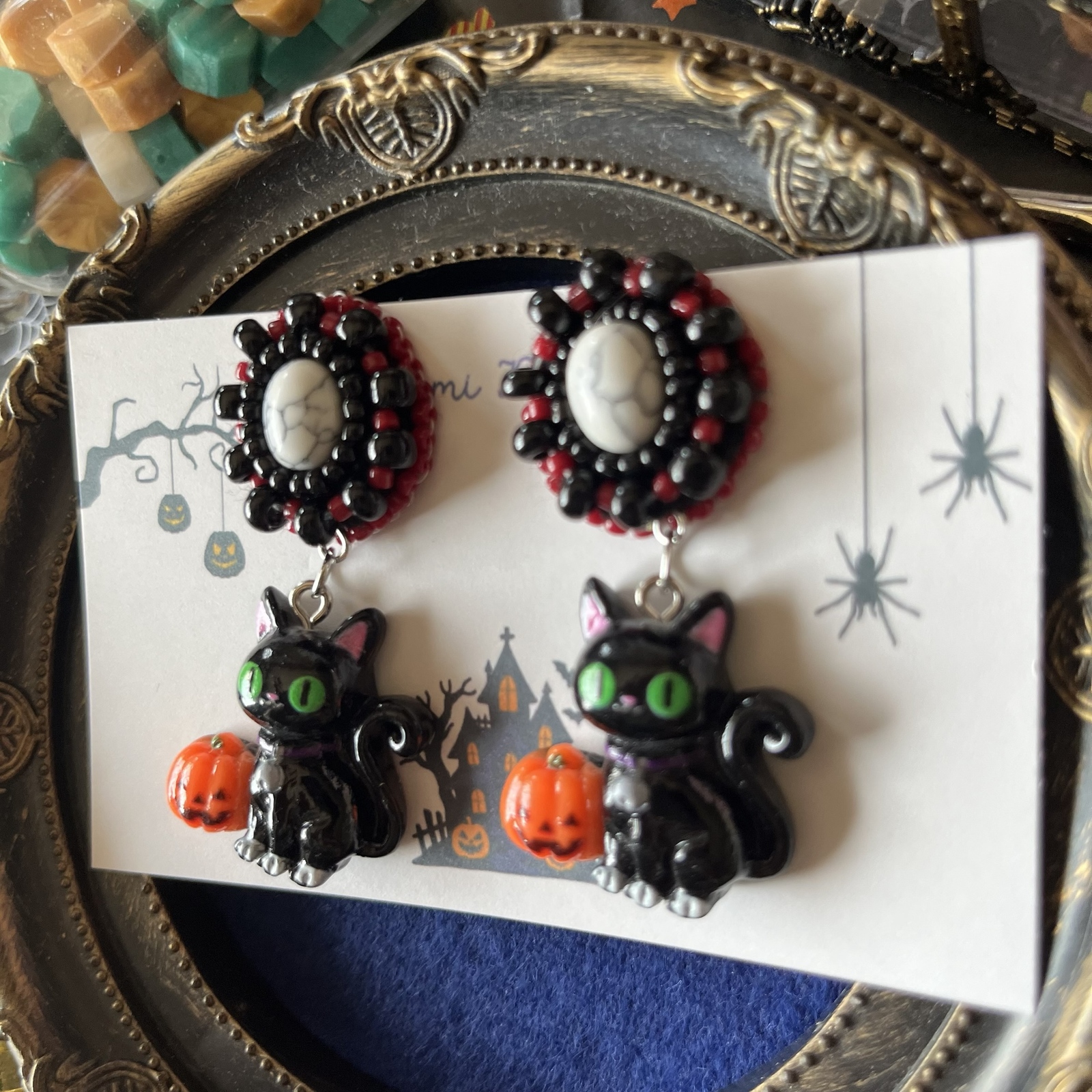 ハロウィン限定】黒猫とビーズ刺繍・天然石ホワイトジェイドのピアス
