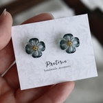 【New】Lufiora｜ピーコックグリーンのお花　レジンピアス・イヤリング｜透明感のあるフラワーアクセサリー〈受注制作〉