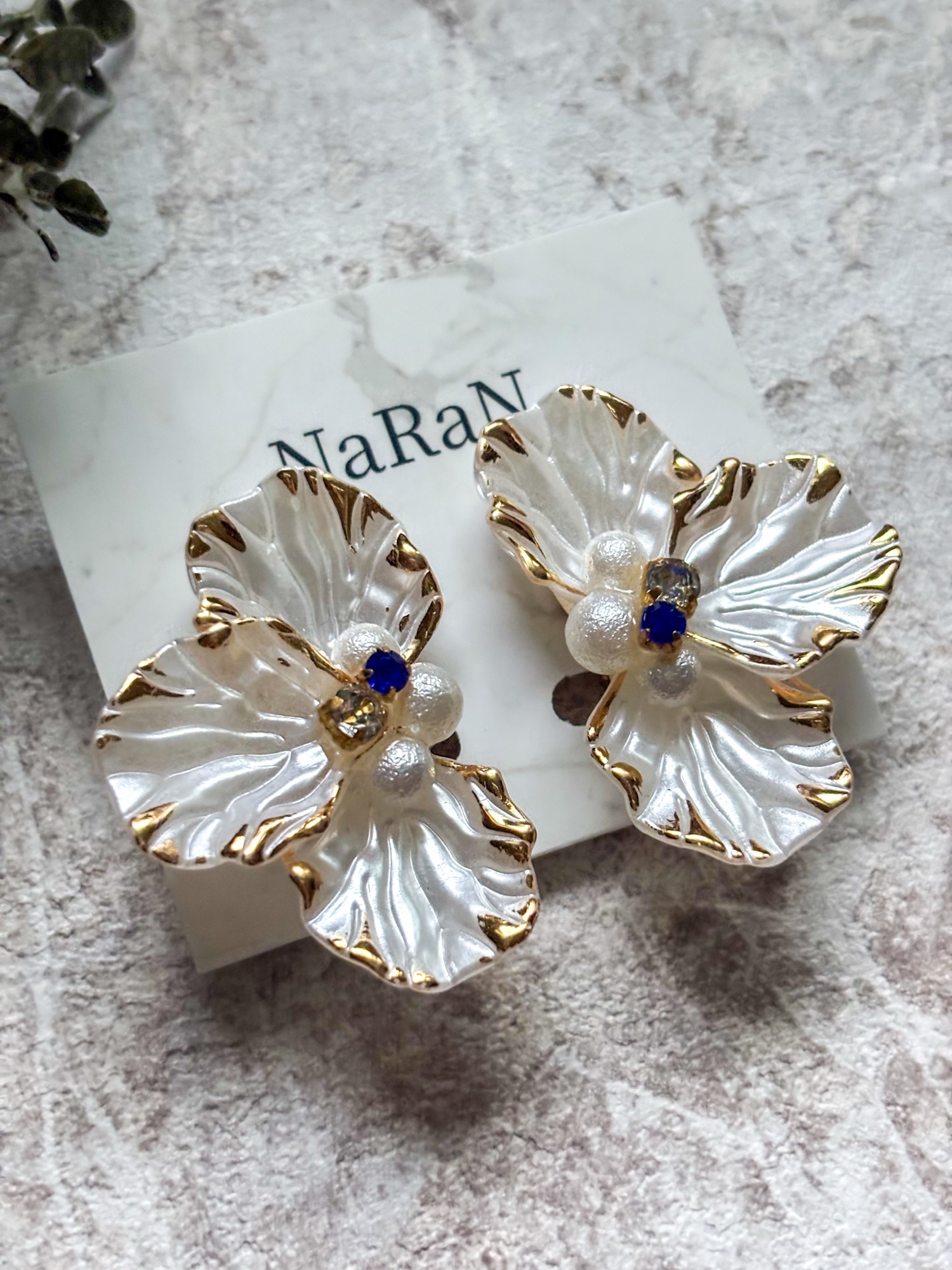 469≫ 華やかフラワーイヤリング｜花びら×ビジュー×コットンパール風