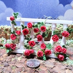 ミニチュアの花「バルコニーの柵に赤いつる薔薇」