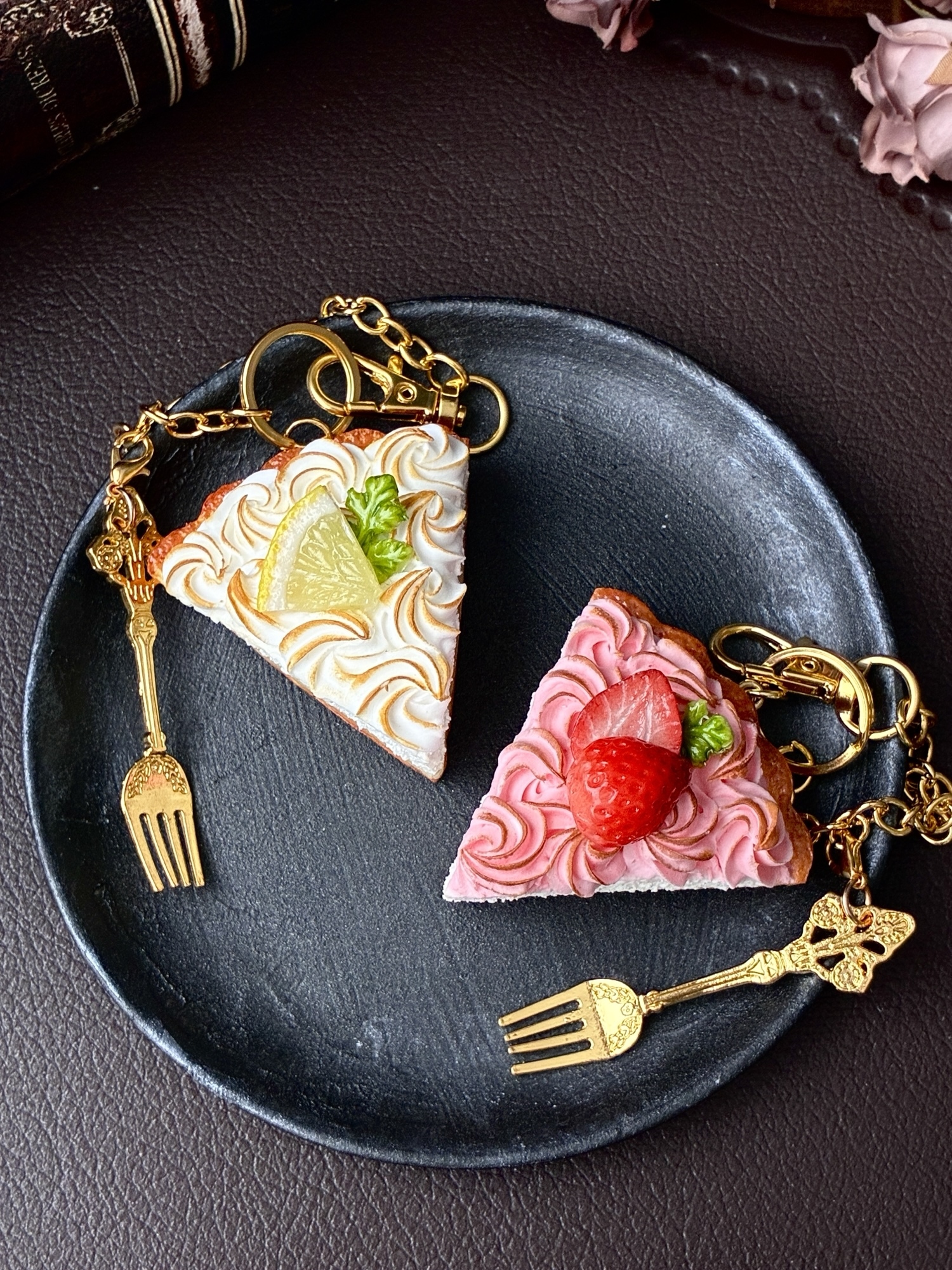 ストロベリークリームクリップ(右用)☆フェイクスイーツ☆髪留め☆ヘア