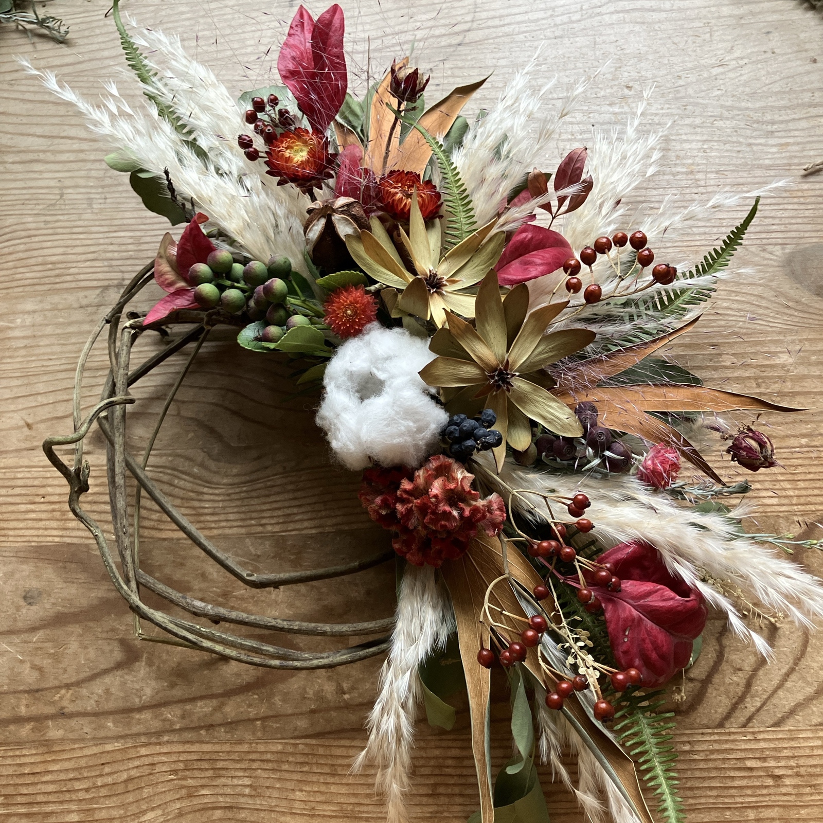 コットンとリューカデンドロンの秋のリース パンパスグラス グレビレア