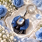 【新作】【DMC糸】透明感溢れる青薔薇のカボション　インド刺繍　オーガンジーリボン　バッグチャーム　シルバー