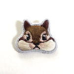 くいしんぼうのシマリス刺繍ブローチ