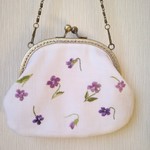 スミレの刺繍 がま口ポーチ