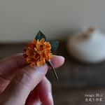 秋の香りを、胸元に。生成り咲く金木犀の布花ブローチ