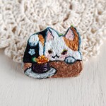 刺繍ブローチ　魚卵のお寿司を触りたい猫