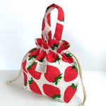 🍓巾着ランチバッグ大「ペットボトルとお弁当箱が入る」保冷・保温対応・持ち手付きお弁当袋　大きないちご柄