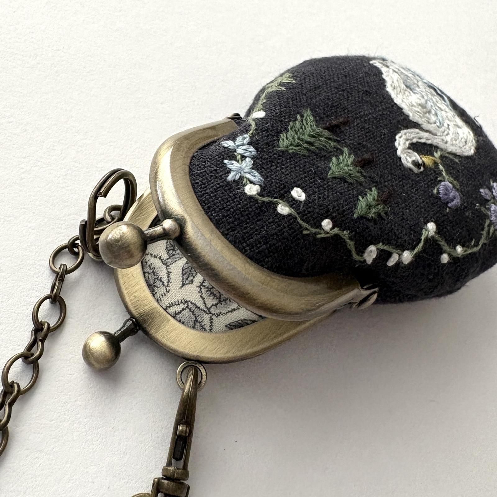 手刺繍 がま口 バッグチャーム バラをくわえた白鳥 - ねこのひげのさき