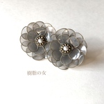 艶めく花 グレー色イヤリング