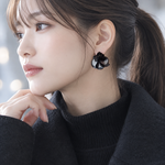 スパンコール/✨Black swan✨ブラック系スパンコールフリルピアス✨ステンレスポスト/イヤリング