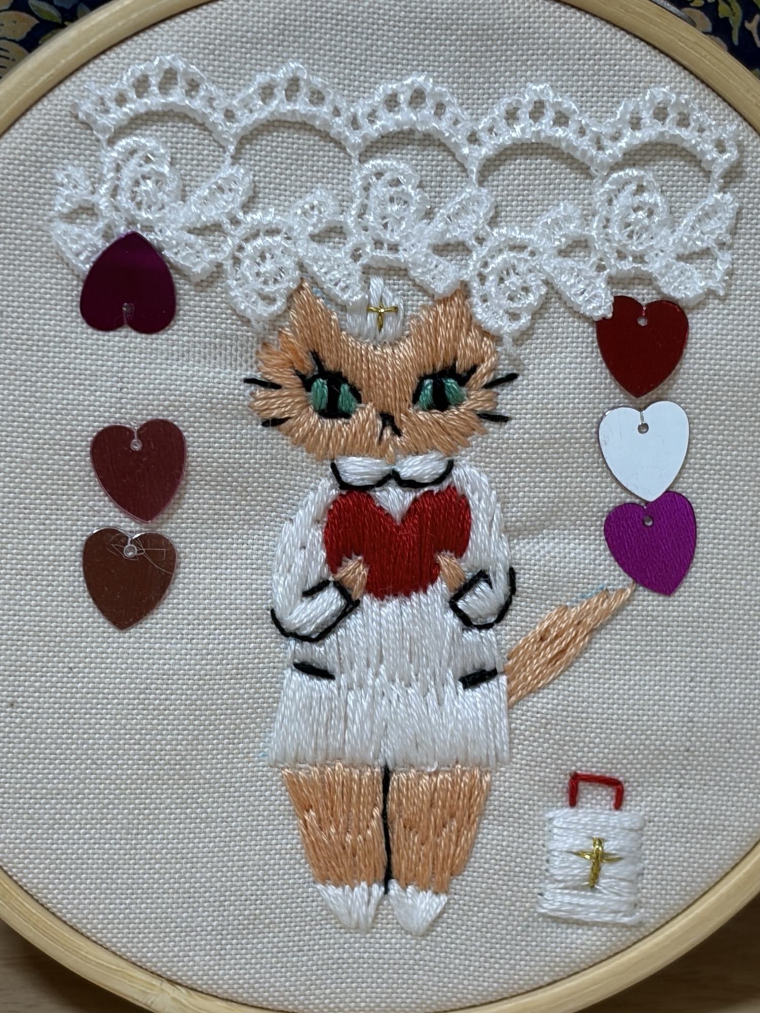 刺繍枠飾り ナース猫 - Mitty GALLERY | minne byGMOペパボ 国内最大級