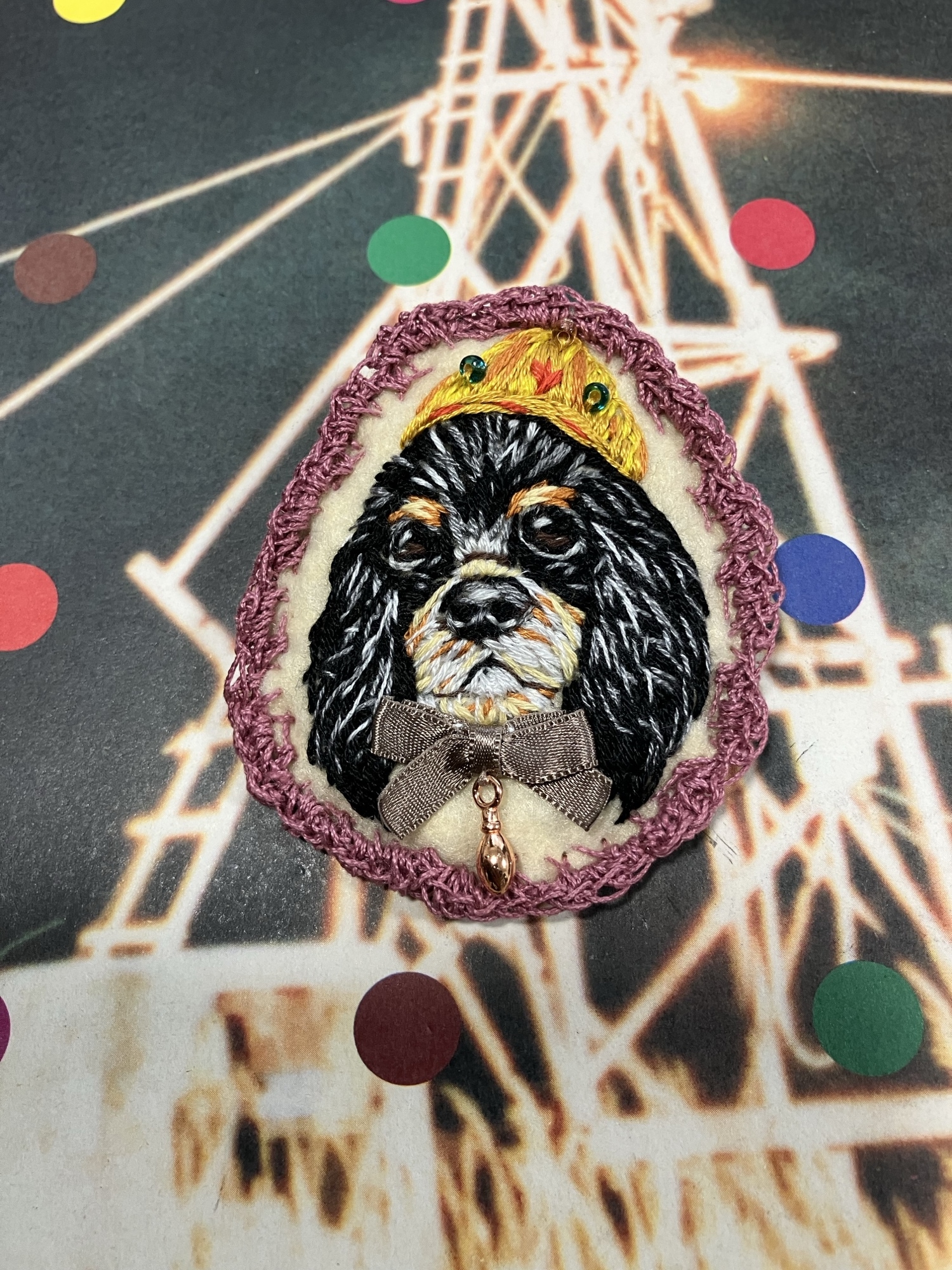 キャバリアの刺繍ブローチ・チャーム キャバリアの王様 - taotao