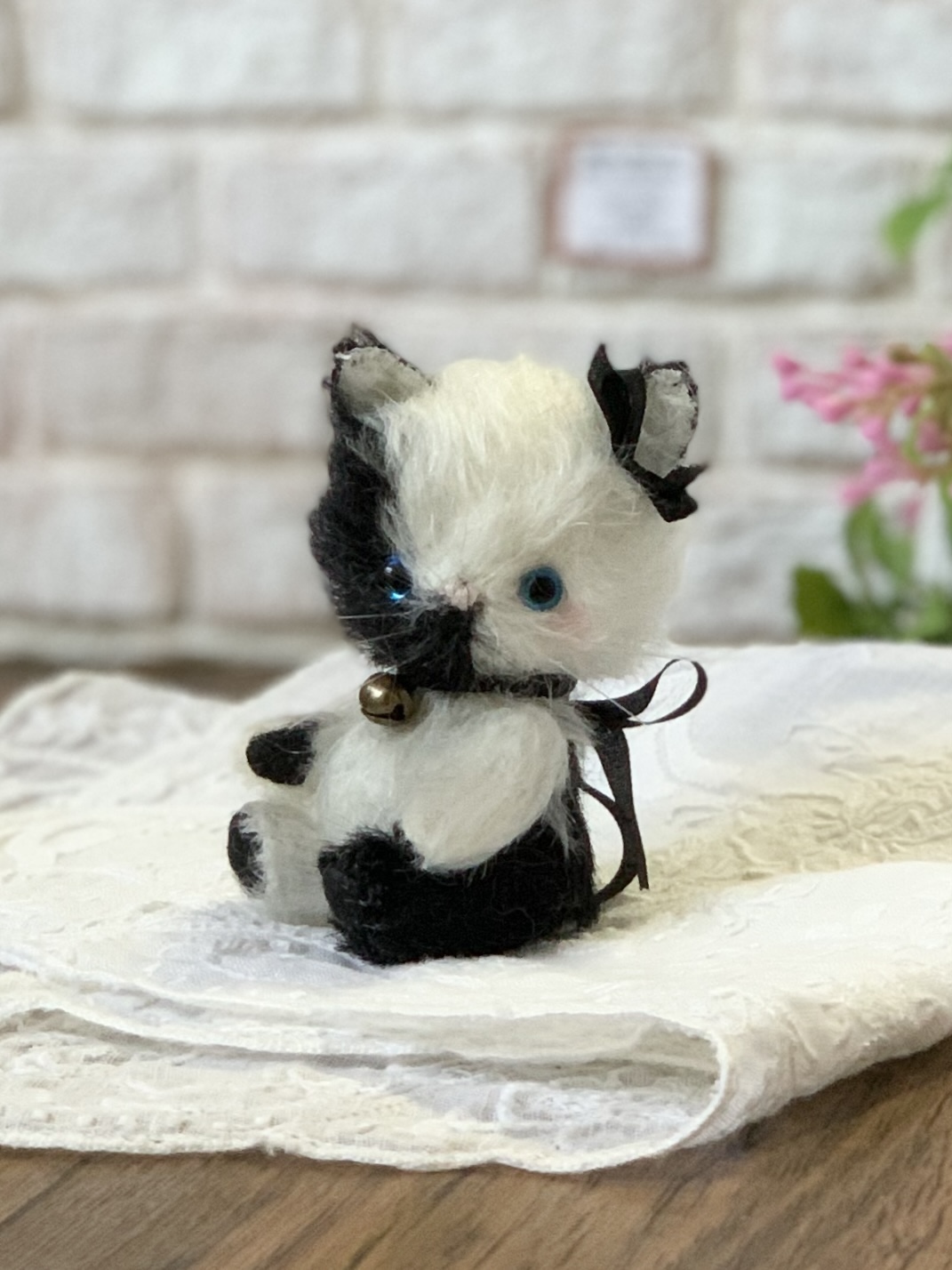 白黒ねこちゃん アシメトリー 小さな可愛い猫 ブルーアイ ハンドメイド