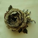 グレーのラナンキュラスのコサージュ
