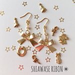 大人気!しあわせリボン✴︎ピアス（イヤリング）/クリスマス/クリスタル/ゴールド/冬/キラキラ/ゆらゆら揺れる/お出かけ/魔女