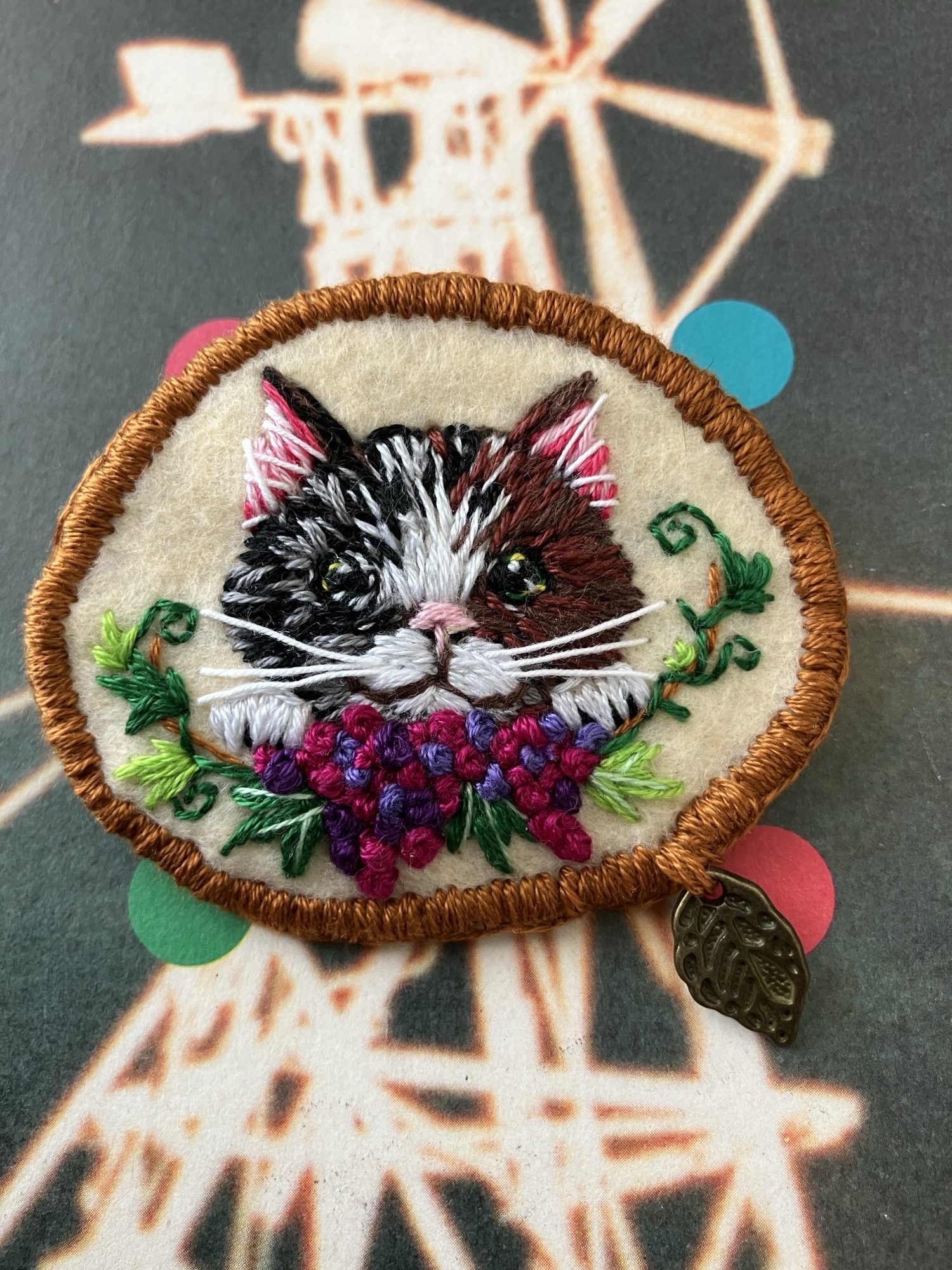 三毛猫刺繍ブローチ クリスマスツリー - taotao | minne byGMOペパボ