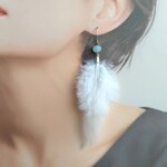 ふわふわホワイトフェザーの大ぶりピアスorイヤリング