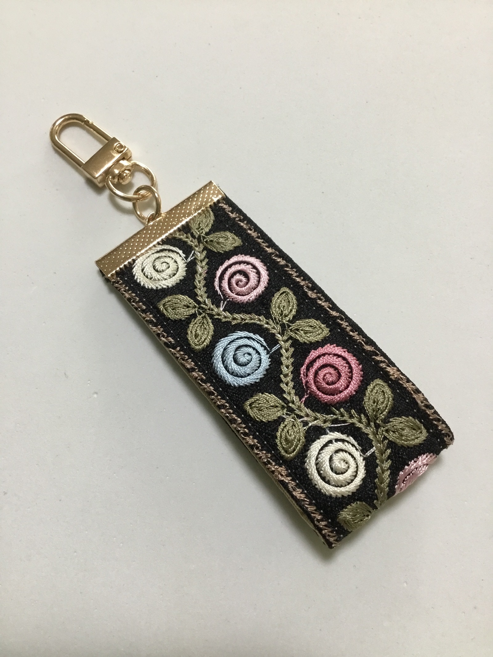 気まぐれ作品 インド刺繍リボンのキーホルダー:スマホストラップ
