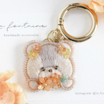 秋の香りを届けるくま×金木犀の刺繍チャーム｜癒しの動物バッグチャーム　キーホルダーやキーチェーンに変更可能　