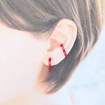 〈痛くない〉ピンクレッドフラットリングイヤリング・イヤーカフ・フェイクピアス・ノンホールピアス〈直径約17㎜、幅約3㎜〉(両耳用)(手で調節可能)  管理No.2059