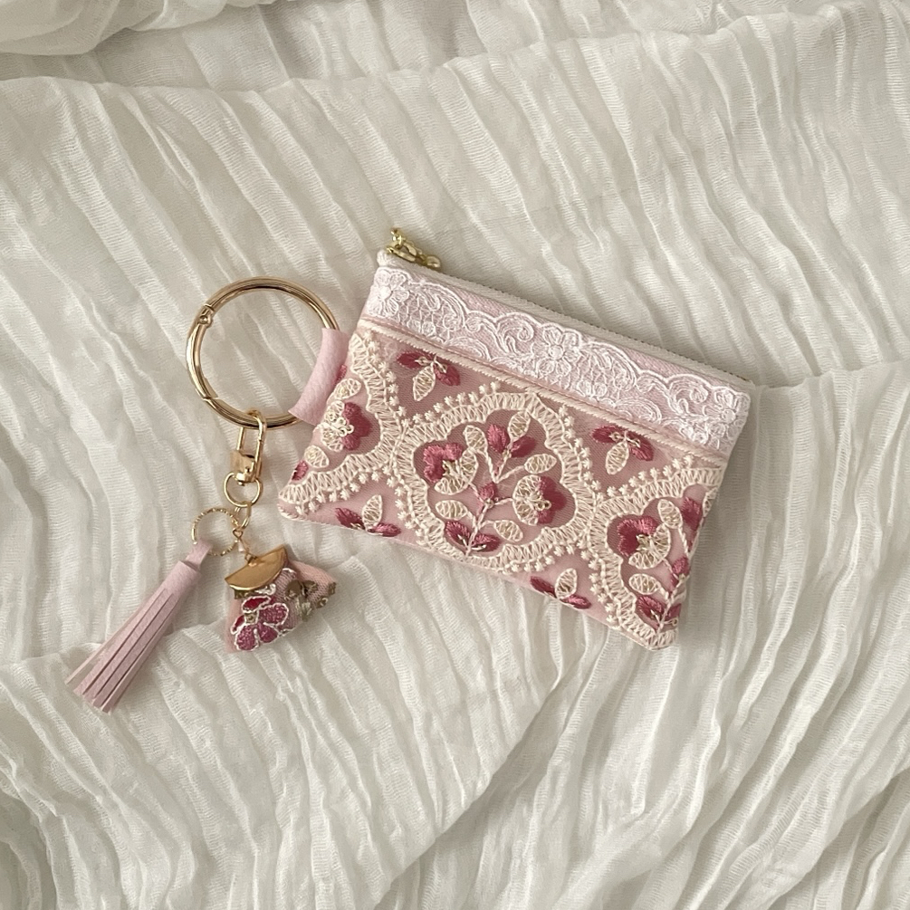 インド刺繍リボンのフェイクレザーミニポーチ 丸カラビナ、タッセル