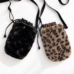 【早割/秋冬限定】ふわふわ巾着スマホポシェット　サコッシュ　ショルダーバッグ　レオパード・ブラック