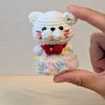 ちいさな相棒🐾ミニシリーズ・パステルドレスのおめかし白ねこあみぐるみキーホルダー