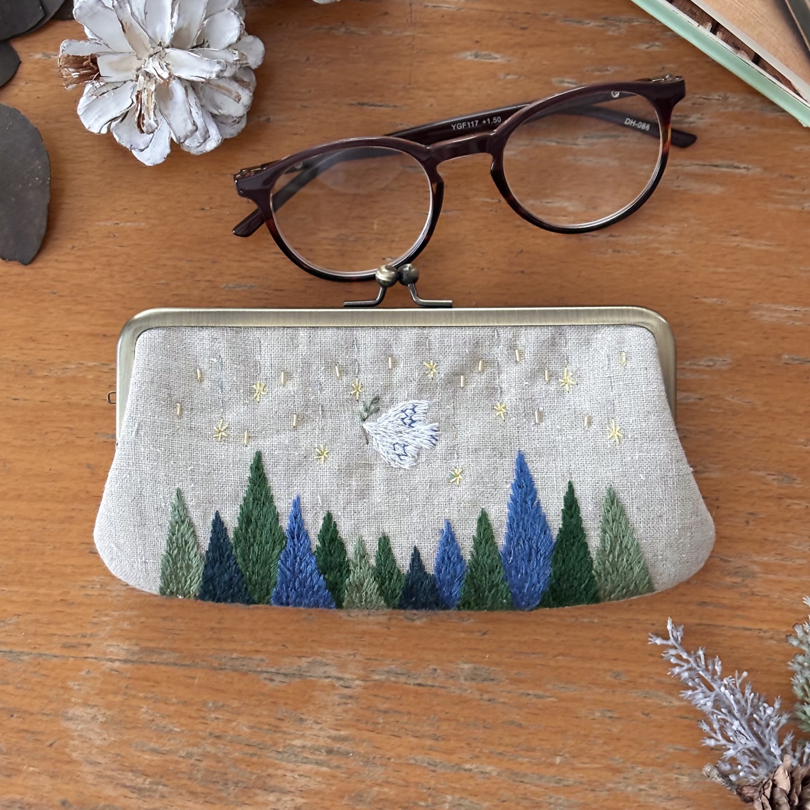 森と小鳥 クリスマス手刺繍 1点物 メガネケース ペンケース リネン