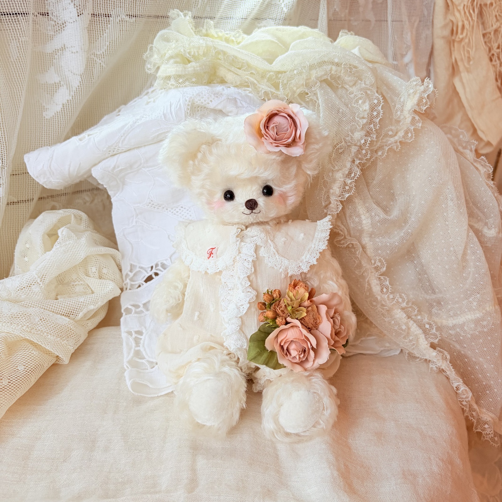 Blanche(ブランシュ)— 愛とやさしさ咲く白いテディベア【23cm・モヘア