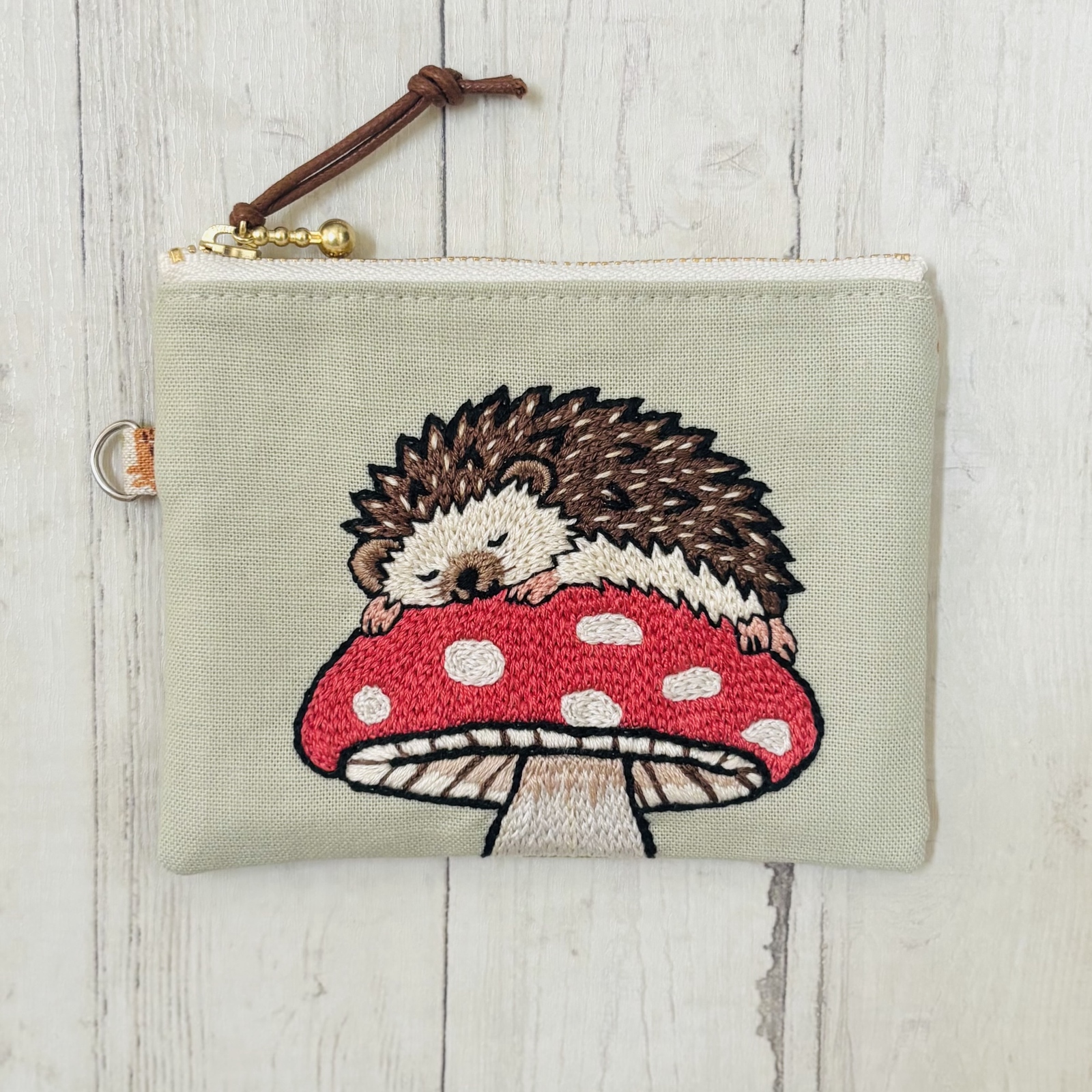 ぐっすりハリネズミ」手刺繍 12センチフラットファスナーポーチ - けろ