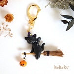 魔女にゃんこ　ハロウィンほうきのキーホルダー