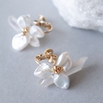 【再販】氷花 ひょうか / 雪が溶けた後に咲く花 イヤリング / ピアス クリスタル　水晶　天然石　パール　淡水パール　ホワイト　白　シンプル