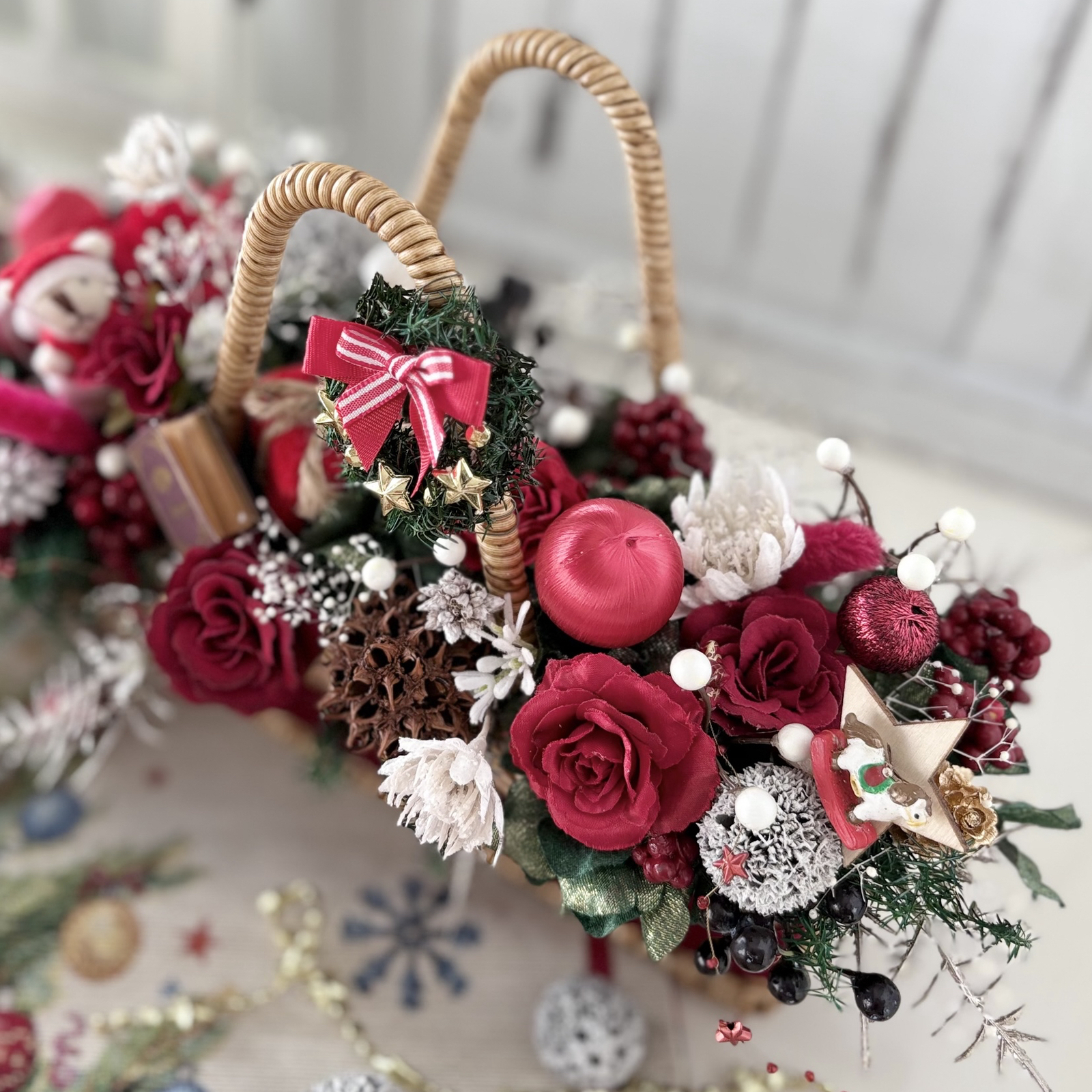 クリスマスのバスケットアレンジ アーティフィシャルフラワー