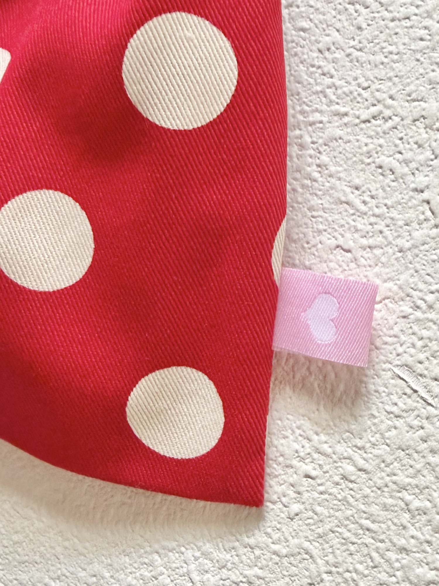 フリル巾着袋】赤の大きめなドット柄（水玉模様）×小さいイチゴが