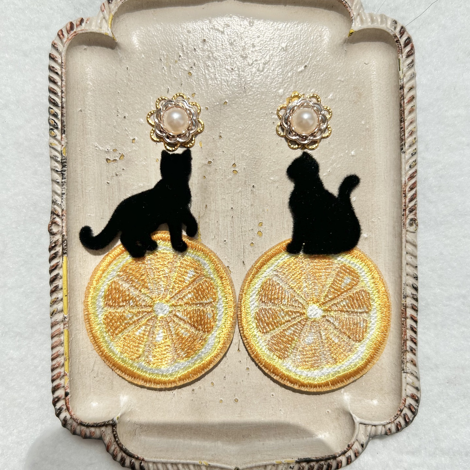 ❤️再販❤️猫と蜂とアンティーク風カボションのピアス イヤリング