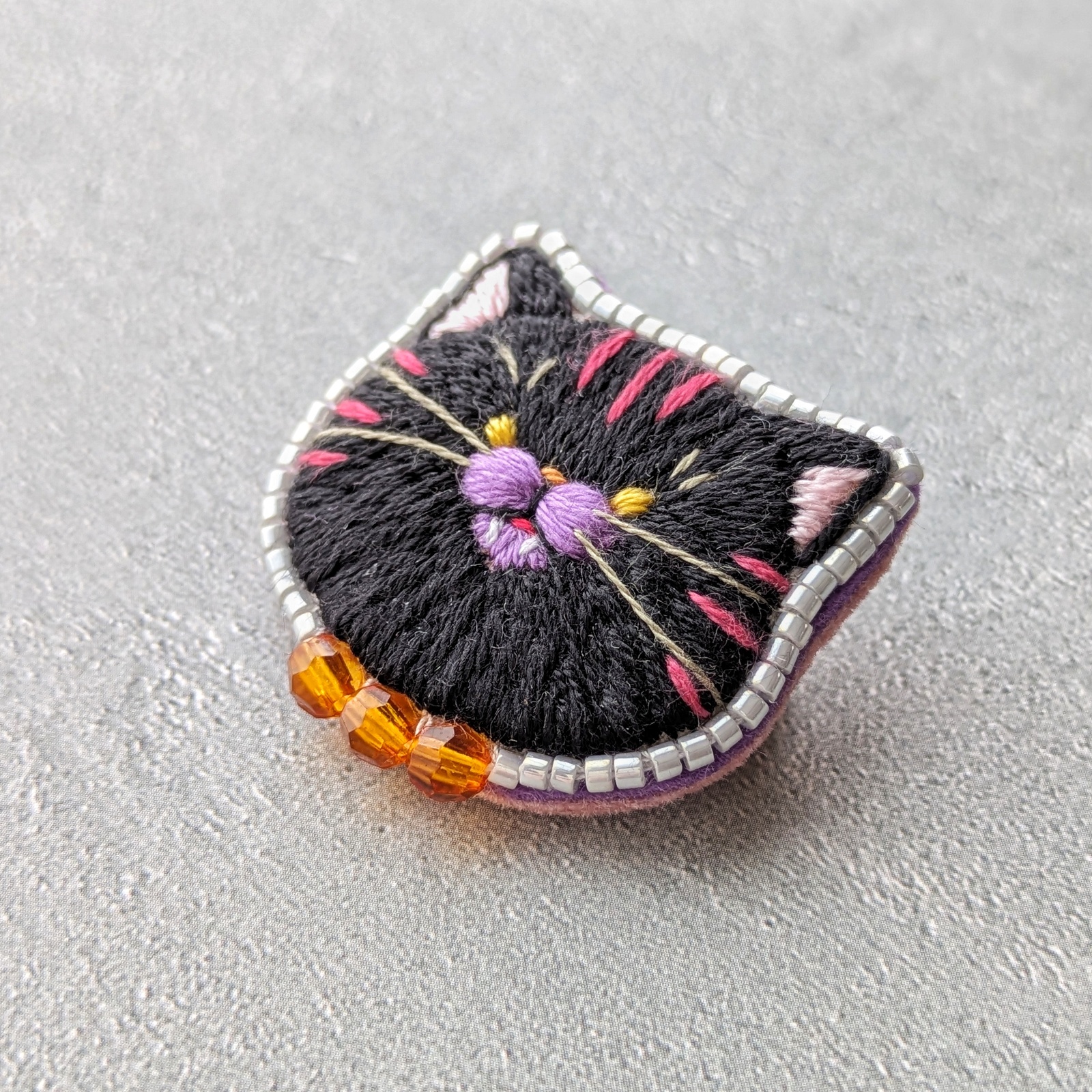 Halloween Cat ブローチ 黒猫 - ネコの刺繍 豆 | minne byGMOペパボ