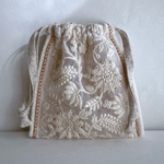 インド刺繍リボン巾着－ivory | アクセサリーポーチ／天然石ポーチ／お薬入れ／小物入れ／ギフト