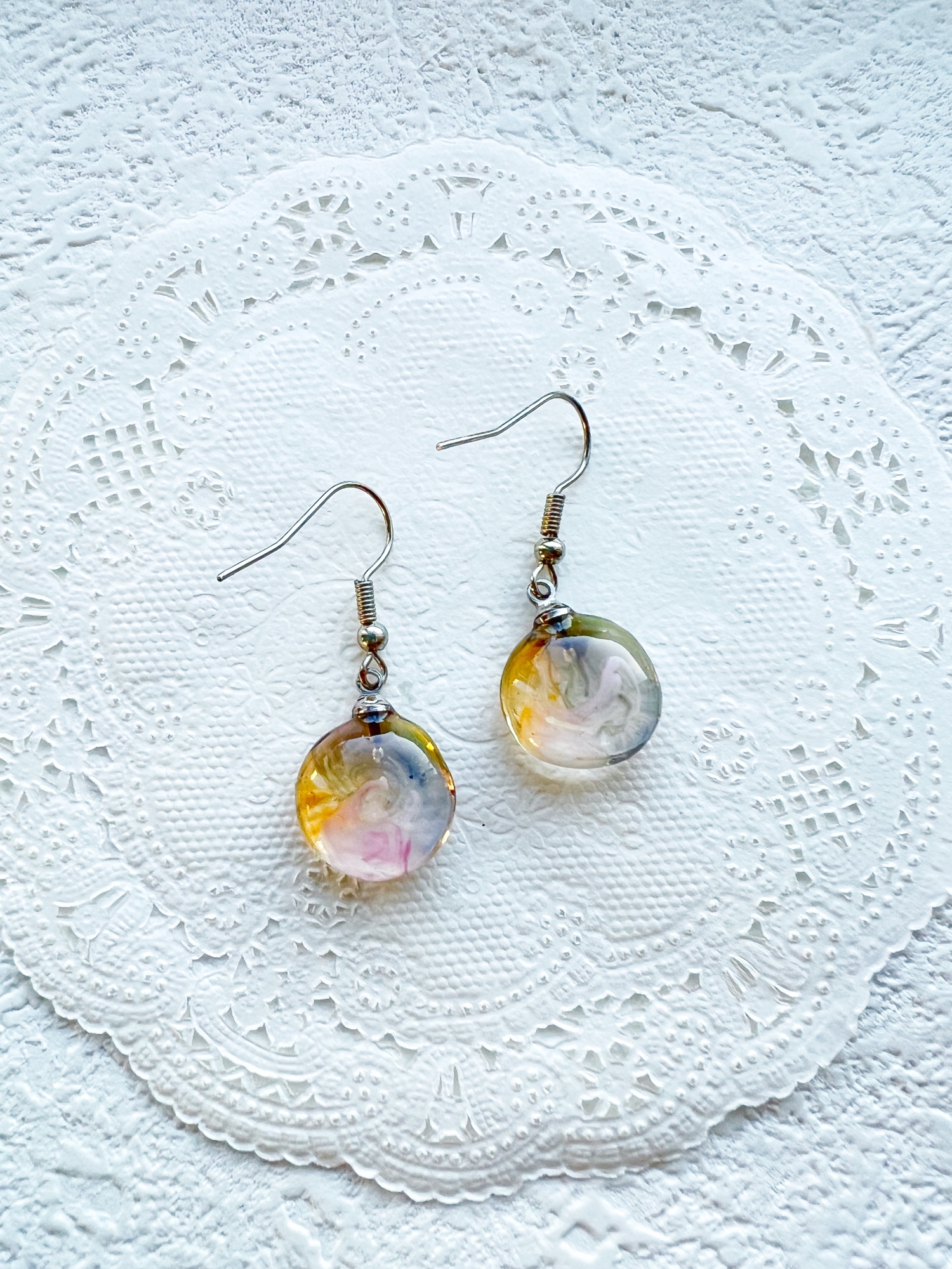 ≪144 イエロー≫ハンドメイドレジンピアス 550円 虹光（にじひかり）ドロップ】 カラフル レジン ピアス - kazahana