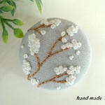雪の花　くるみボタン刺繍ブローチ