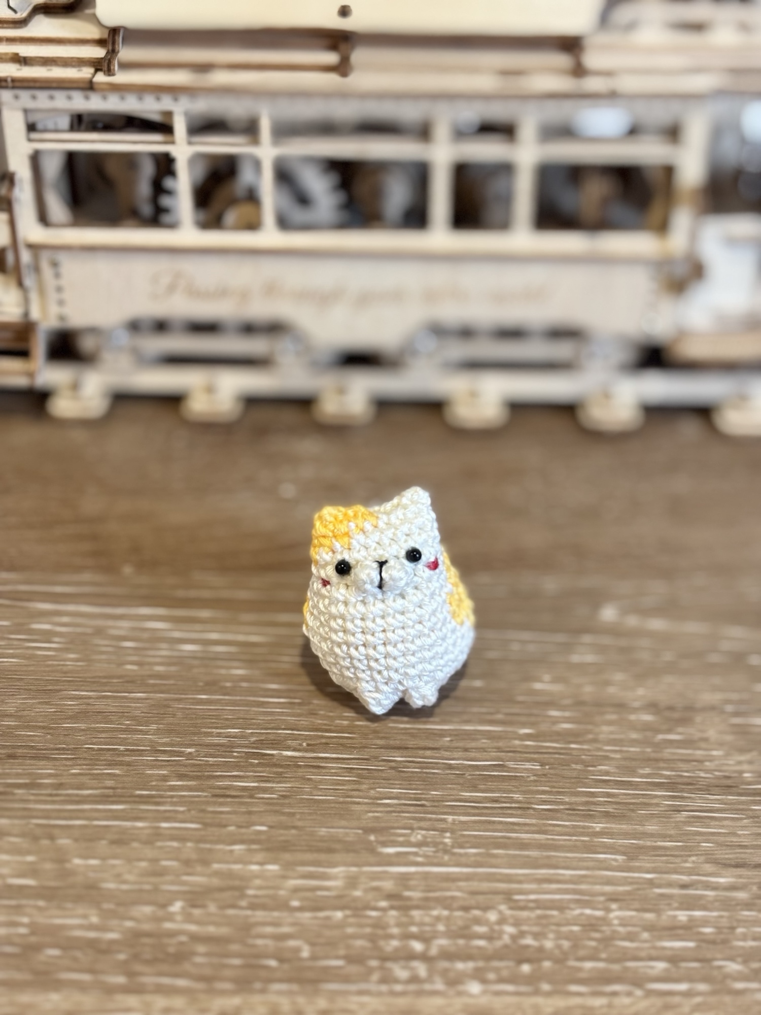 【ハンドメイドぬいぐるみ】黒毛玉くん ころんと丸い小さなぶち猫ちゃん にゃんたま付き あみぐるみ
