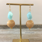 ヴィンテージ風ミルクティー色と水色の大ぶりピアス