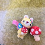 お日さま色したクマの子ちゃん&キノコの羊毛フェルトブローチセット