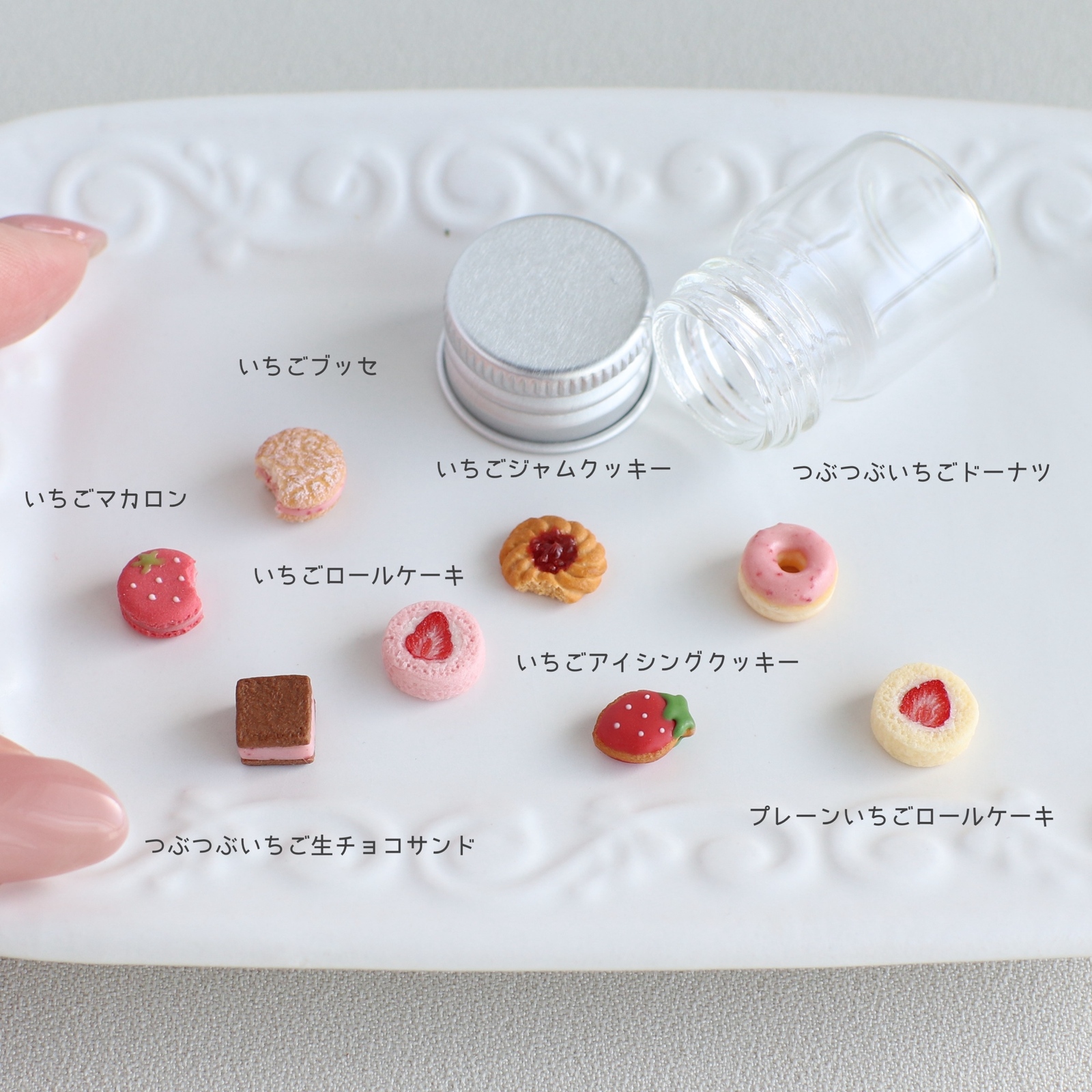 ②ミニチュアいちごスイーツ カラビナチャーム(イニシャルレザータグ