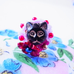 お花のエリザベスカラーをした猫のリング（黒）