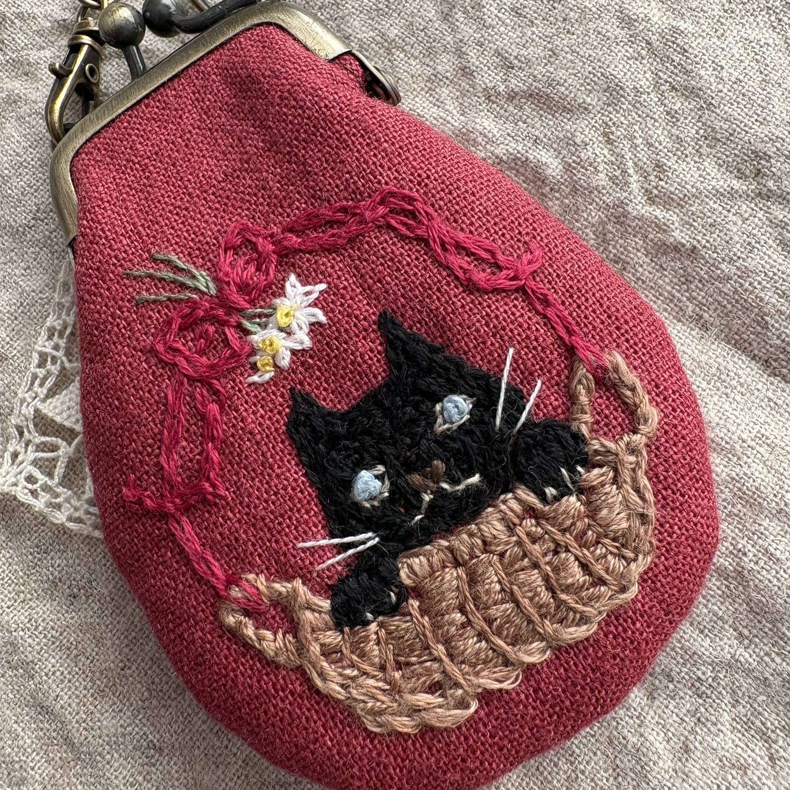 手刺繍 カゴと黒猫 がま口 バッグチャーム - ねこのひげのさきには
